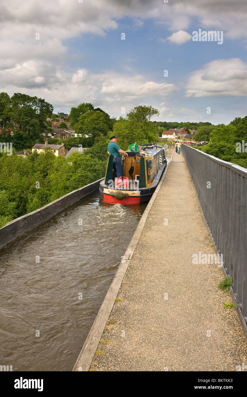 Aqueduc de Pontcysyllte, Pays de Galles avec canal barge crossing Banque D'Images