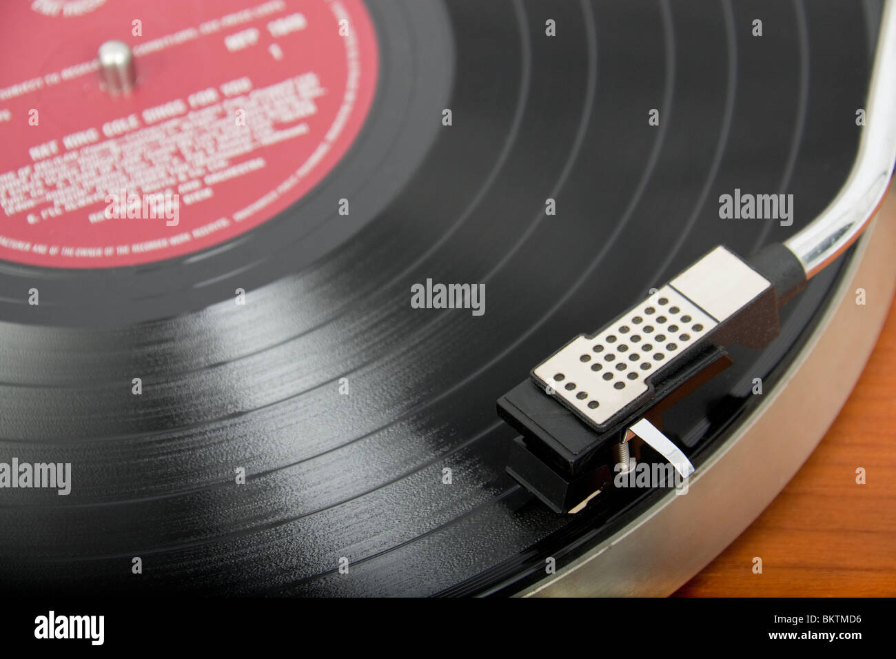Close-up of vinyl record jouant sur vintage Garrard turntable Banque D'Images