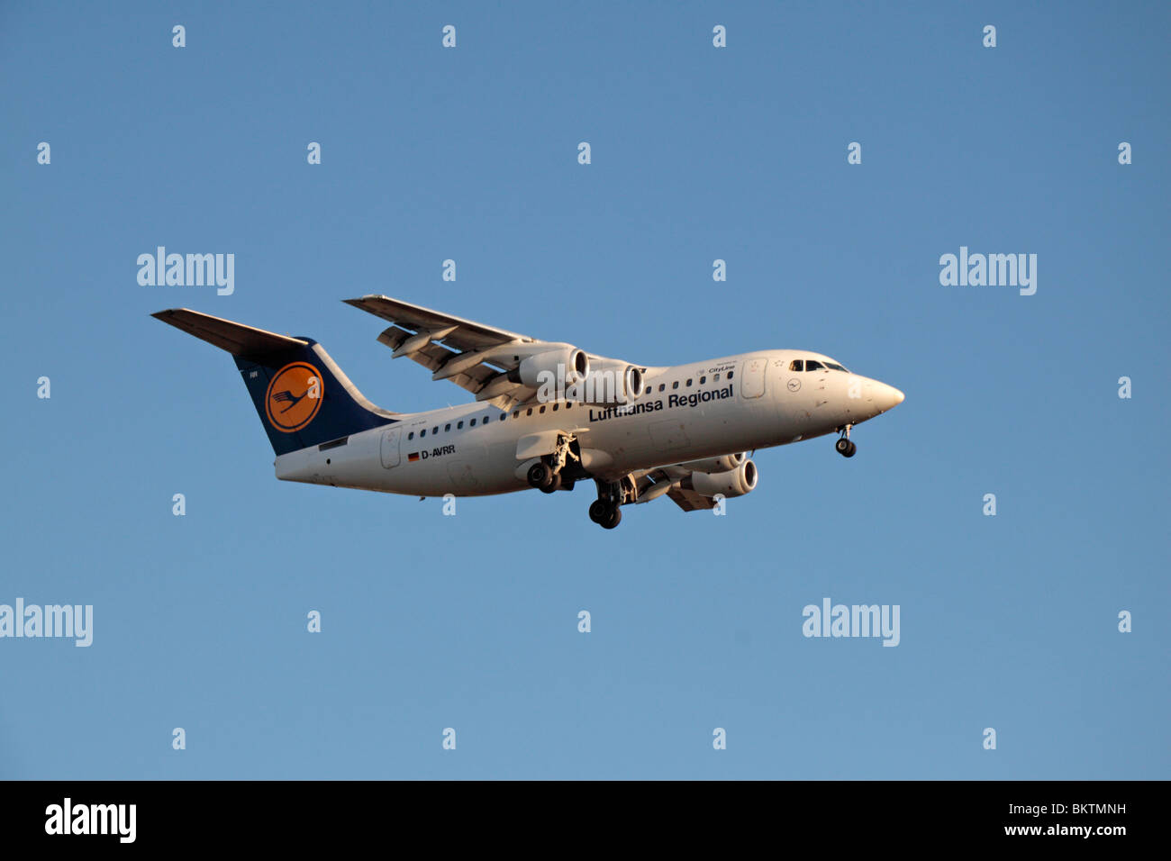 Un Lufthansa Regional (Lufthansa CityLine) British Aerospace 146 Avro RJ85 à l'atterrissage à l'aéroport de Londres Heathrow, Royaume-Uni. Août 2009. (D-AVRR) Banque D'Images