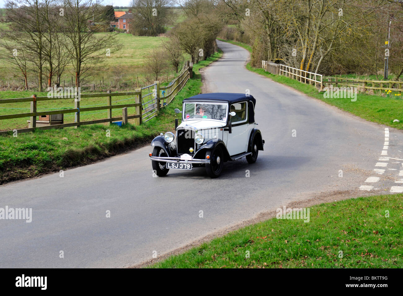 1934 Austin 10/4 Cabriolet. Voitures de collection). Sur la route ouverte. Banque D'Images
