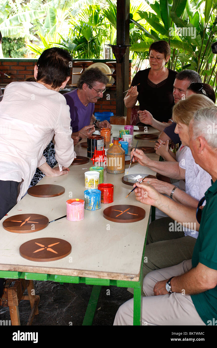 Cours de peinture en usine à touristes fait "carretas',des boeufs peints dans Sarchi,Costa Rica, Mexique Banque D'Images