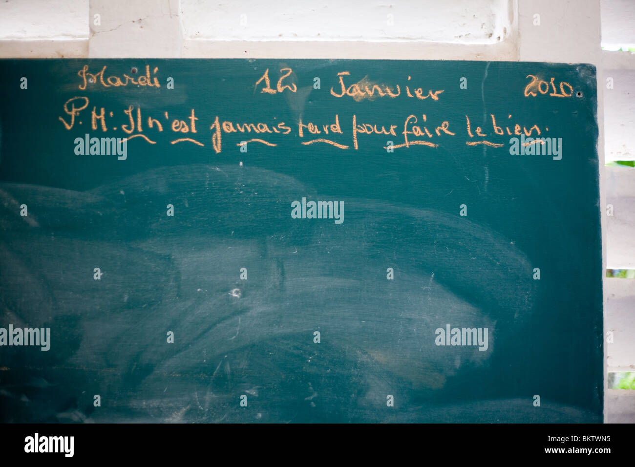 L'écriture sur une classe de l'école restant de l'après-midi du 12 janvier 2010 tremblement de terre, Haïti. Banque D'Images