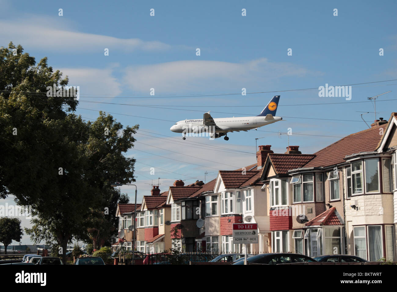 Un Airbus A320-211 de la Lufthansa à l'atterrissage à l'aéroport de Heathrow, Londres, Royaume-Uni. Vue depuis Myrtle Avenue, Hounslow. (D-AIPB NE) Banque D'Images