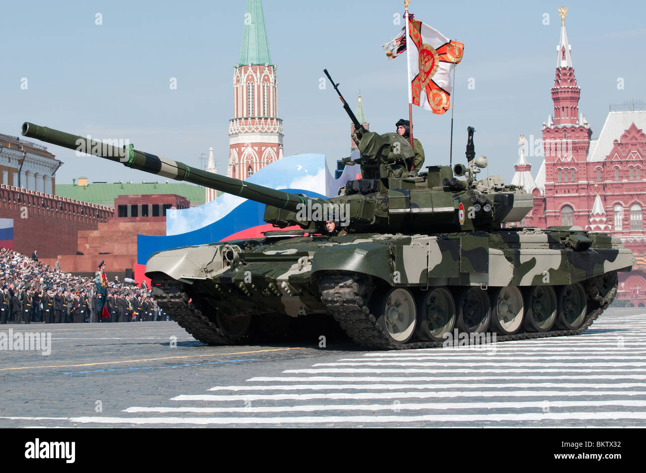 Fédération de char de combat principal T 90 mars le long de la Place Rouge Moscou Revue de la Victoire de 2010 Banque D'Images