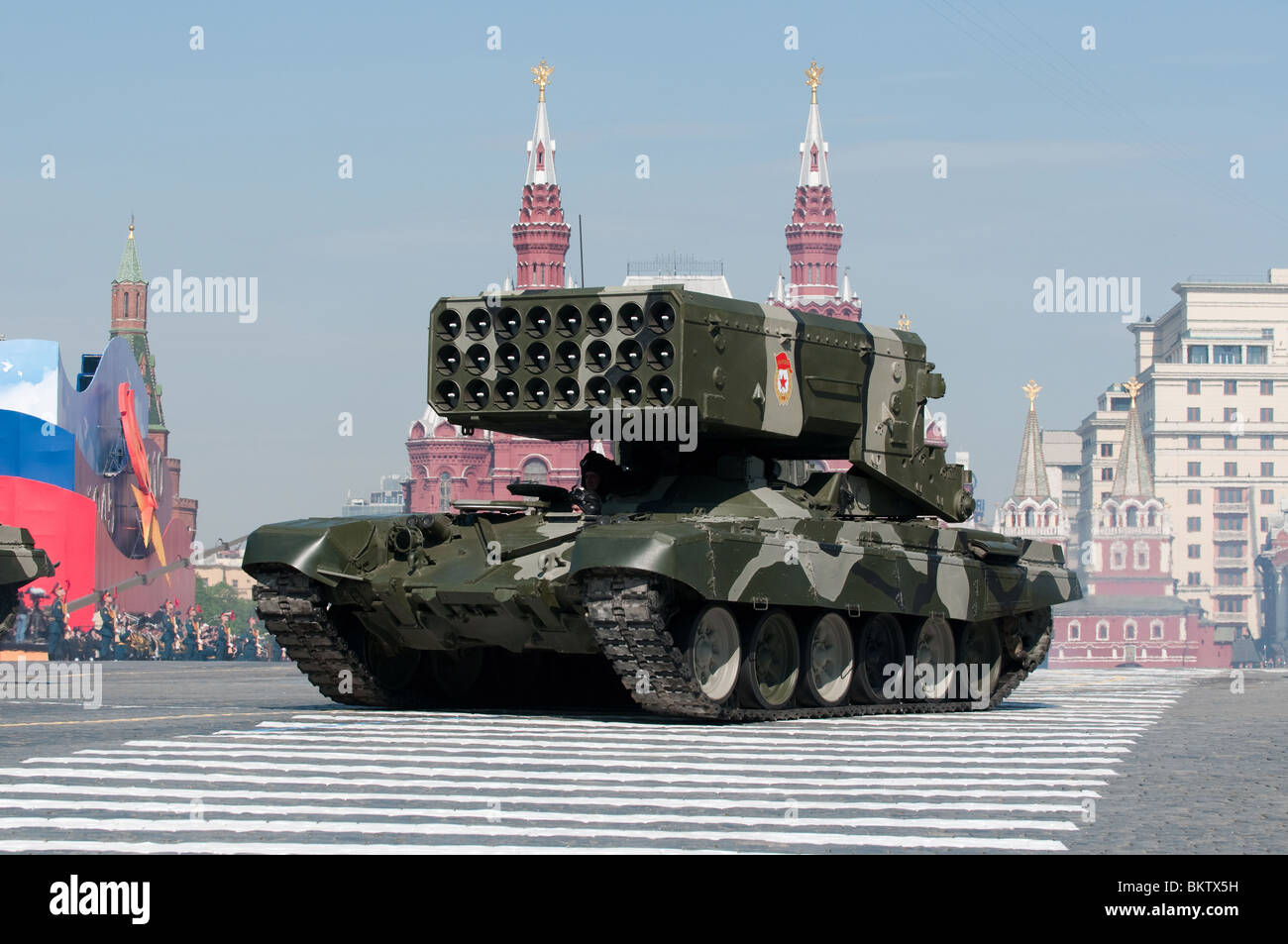 Système de lance-flammes lourds TOS-1, lance-roquettes et d'armes thermobariques, mars le long de la Place Rouge Moscou Revue de la Victoire 2010 Banque D'Images