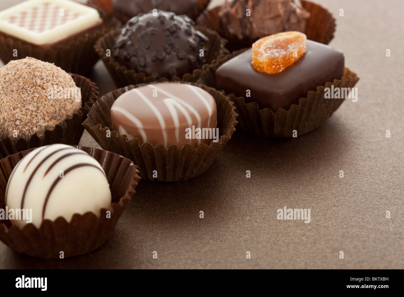 Assortiment de bonbons de chocolat noir et gastronomique dans les tasses de papier Banque D'Images