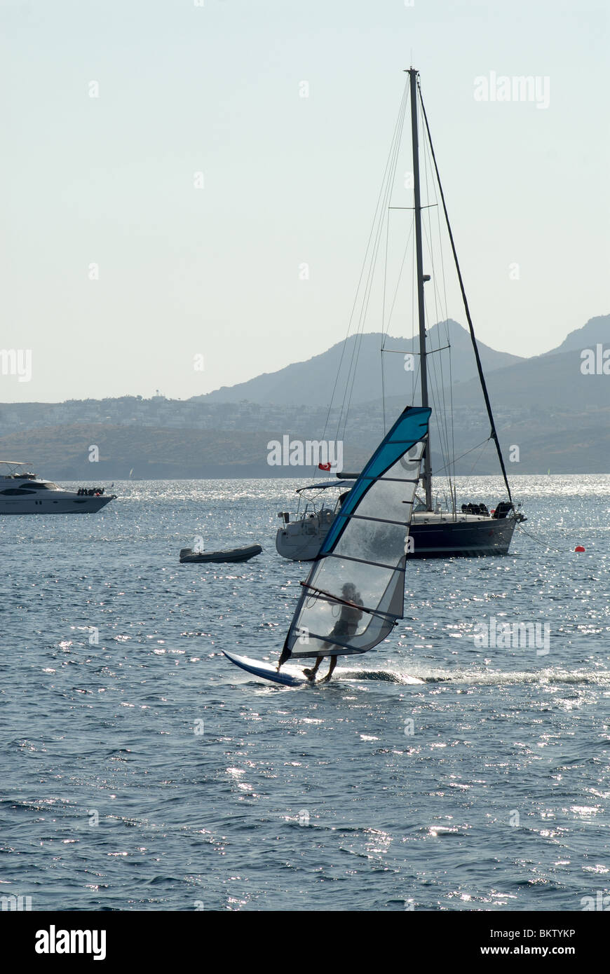 Jeune garçon en surfant à la côte de Bodrum en Turquie Banque D'Images