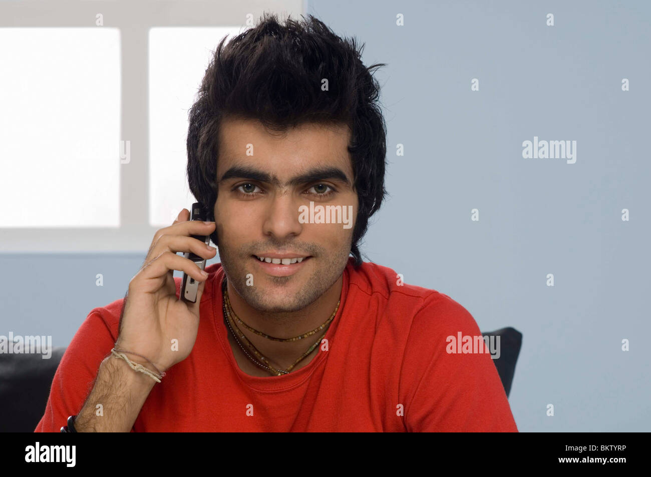 Young man using mobile phone, portrait Banque D'Images