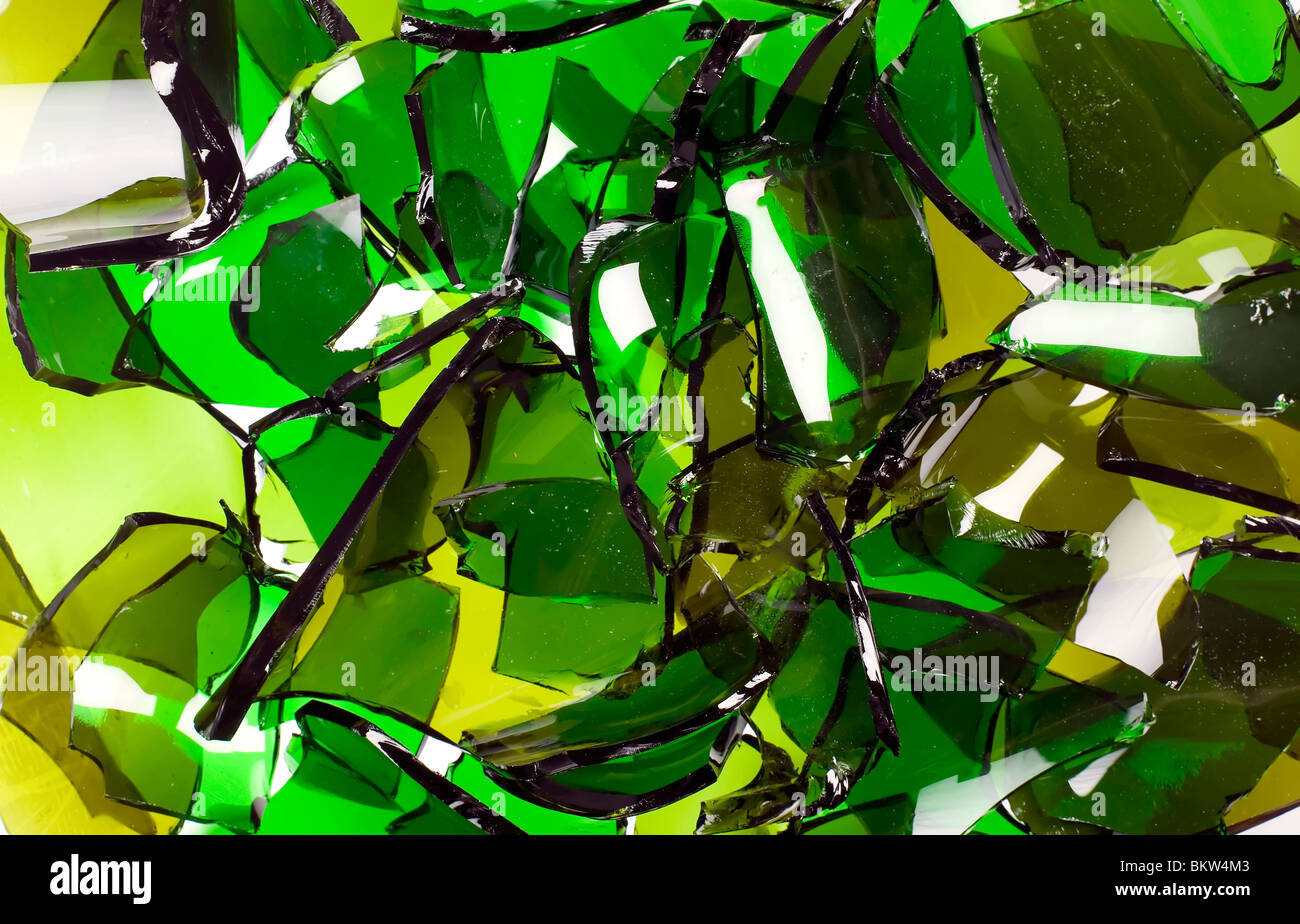 La composition d'un tesson de bouteille de verre, couleur principale est le vert Banque D'Images