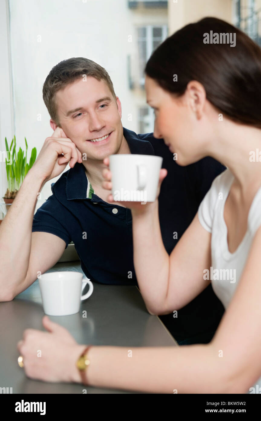 Couple drinking coffee at home Banque D'Images