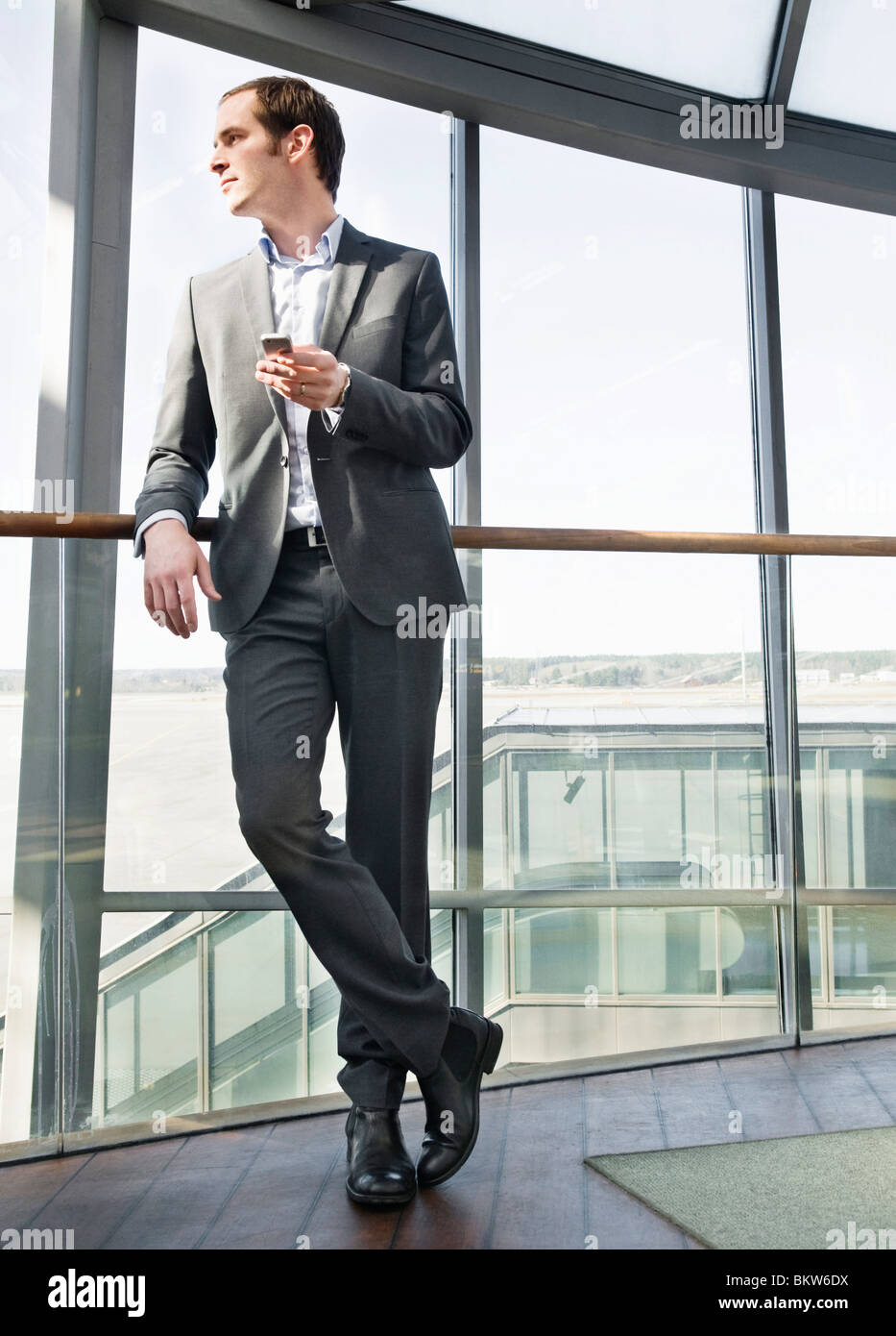 Homme debout avec téléphone Banque D'Images