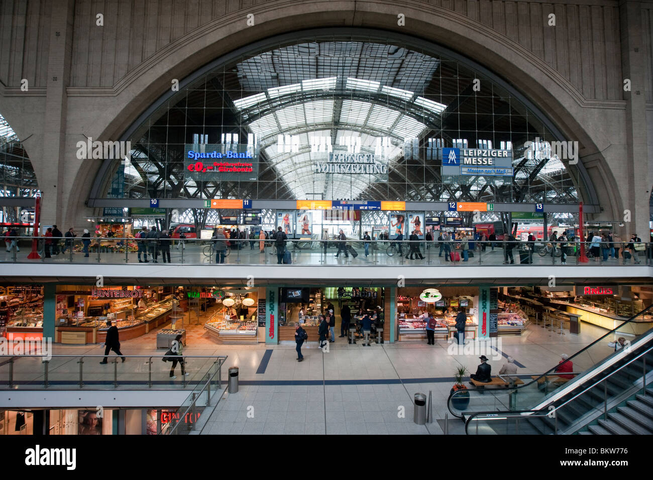 Intérieur du grand atrium à Leipzig Hauptbahnhof gare ou à Leipzig Allemagne Banque D'Images