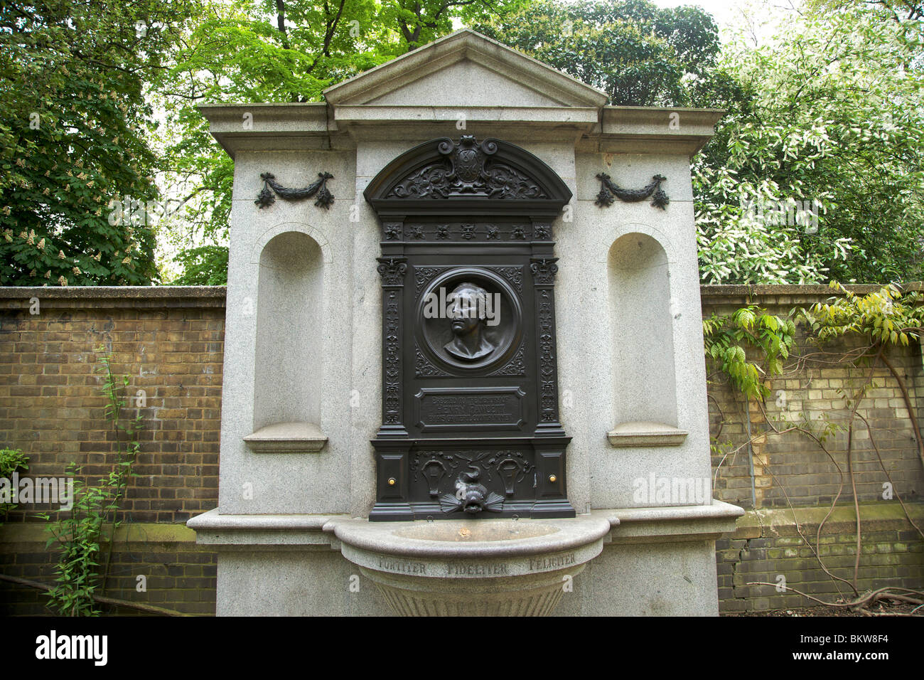 Fontaine murale de bronze et mémorial à Henry Fawcett le politicien économiste et ministre des Postes Banque D'Images