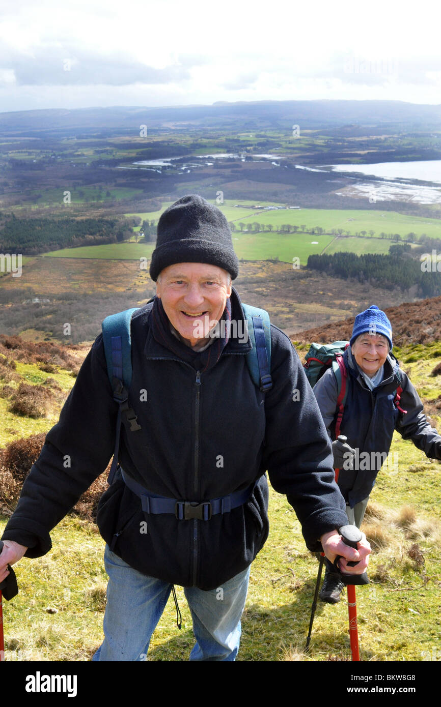 Personnes âgées actives rendez la randonnée dans le Parc National des Trossachs, Ecosse Banque D'Images