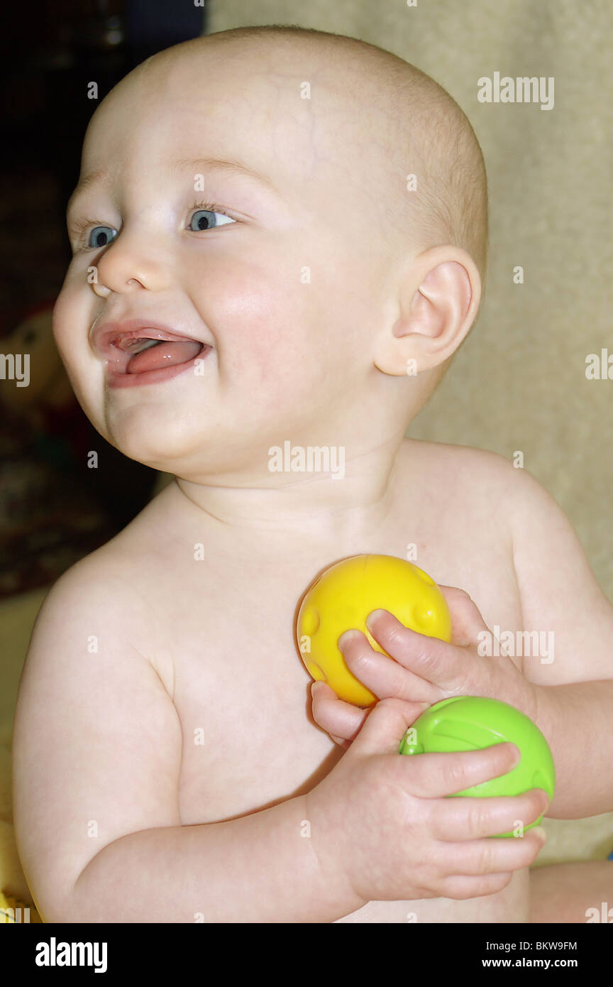 Bébé jouant avec des boules de jouet, le développement cognitif, le développement de l'enfant et de l'apprentissage jalons Banque D'Images
