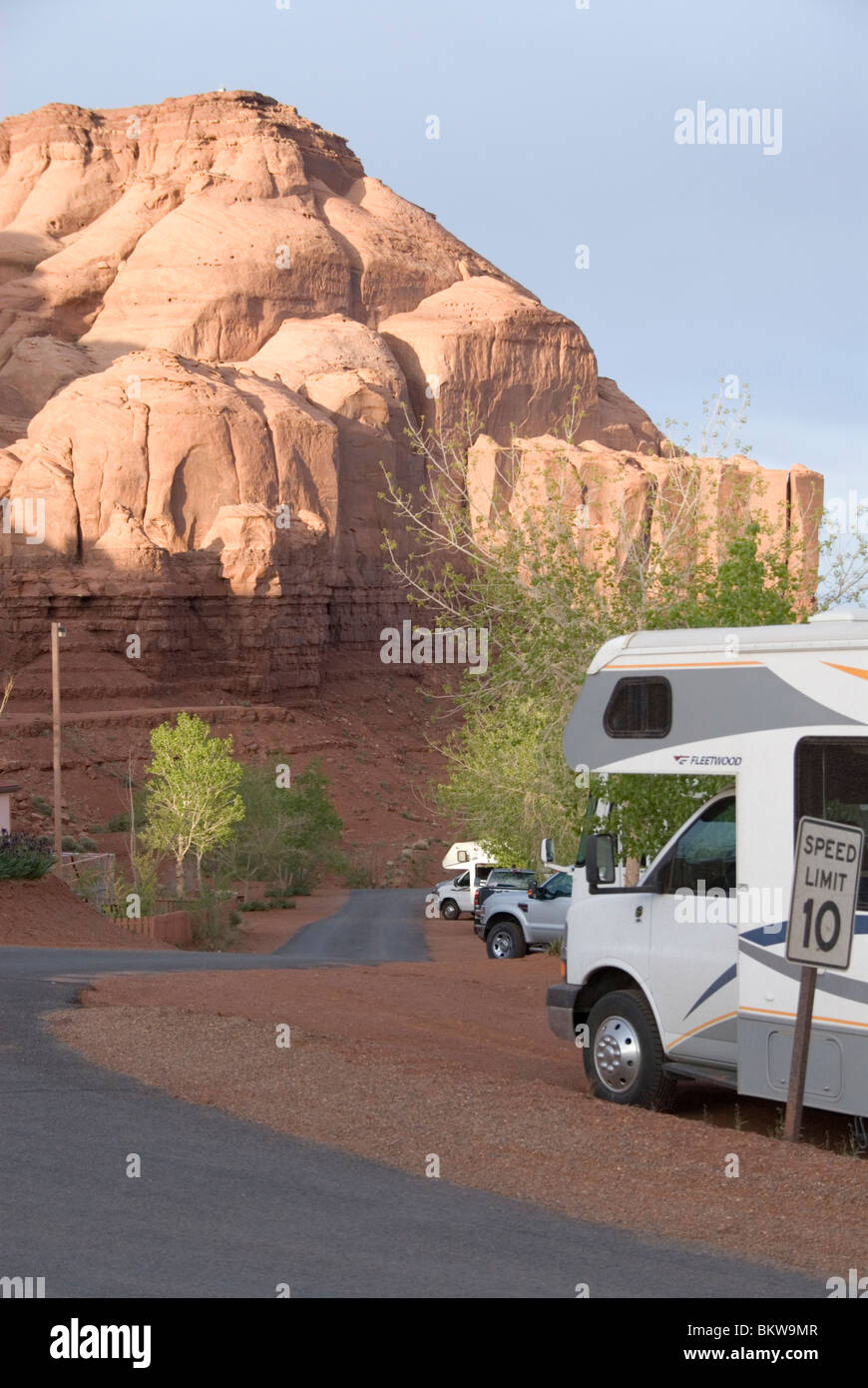 Gouldings RV park avec les véhicules de loisir derrière Gouldings Lodge de Monument Valley Navajo Tribal Park au sud-ouest de l'Utah USA Banque D'Images