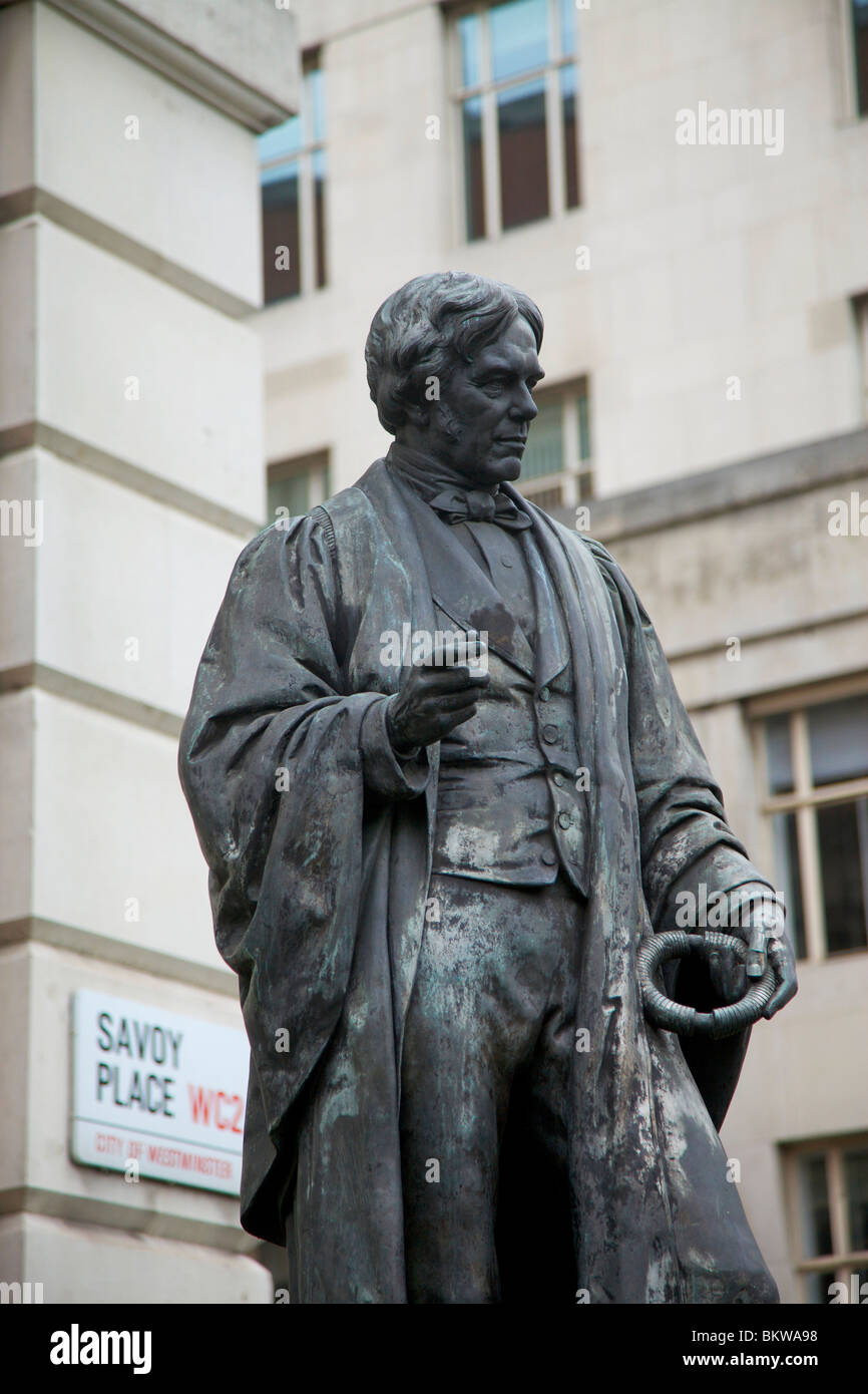 Statue commémorative de Sir Michael Faraday la physique expérimentale à l'extérieur de l'Institut des Ingénieurs électriques à Londres Banque D'Images