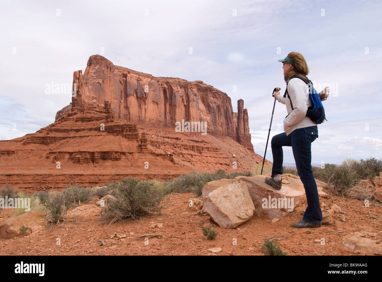 Randonneur en premier plan avec les buttes et mesas du Navajo Tribal Park en arrière-plan Monument Valley Utah USA Kim MR Paumier Banque D'Images