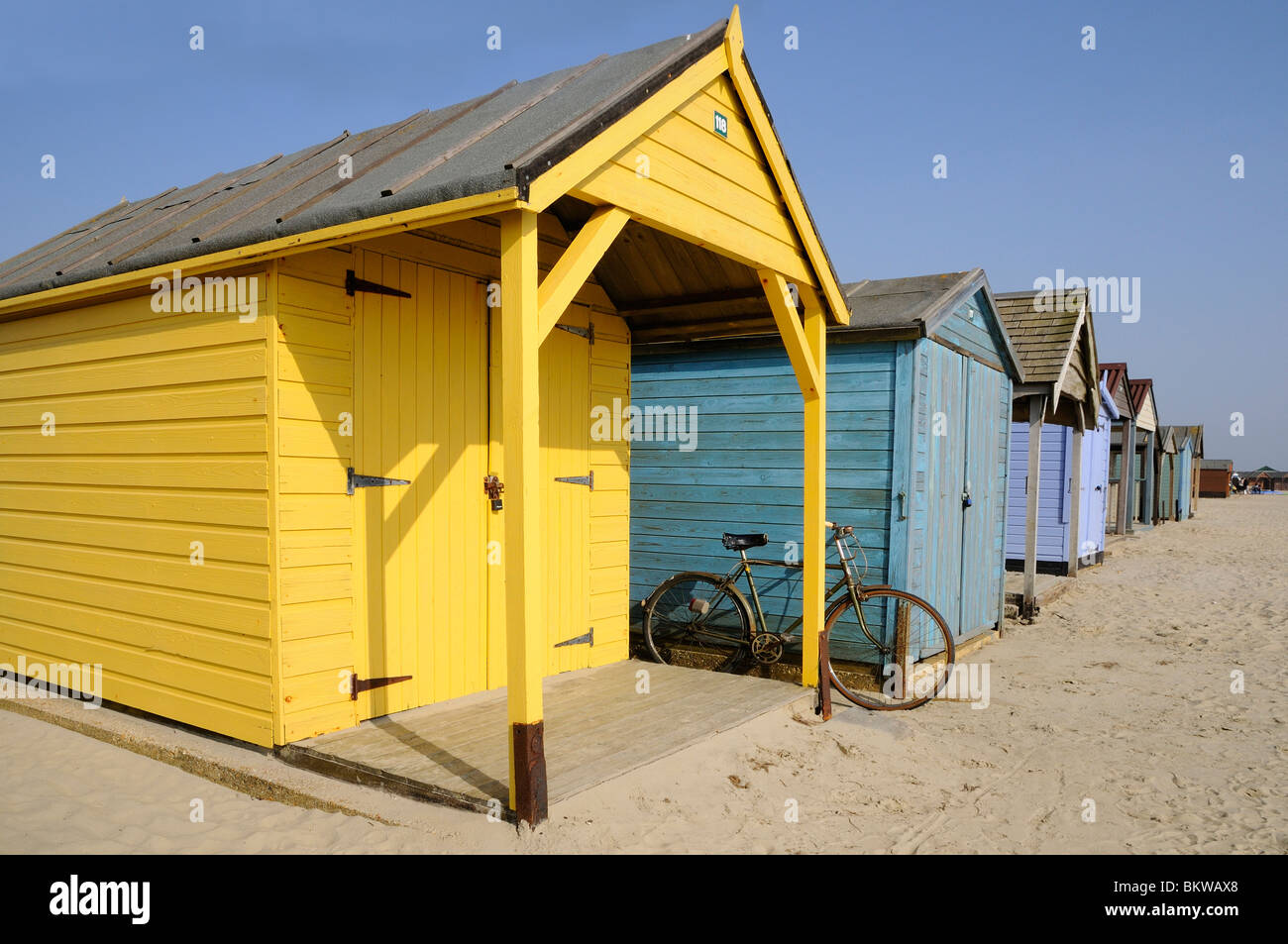 Cabines de plage sur la plage de West Wittering, Sussex, Angleterre Banque D'Images