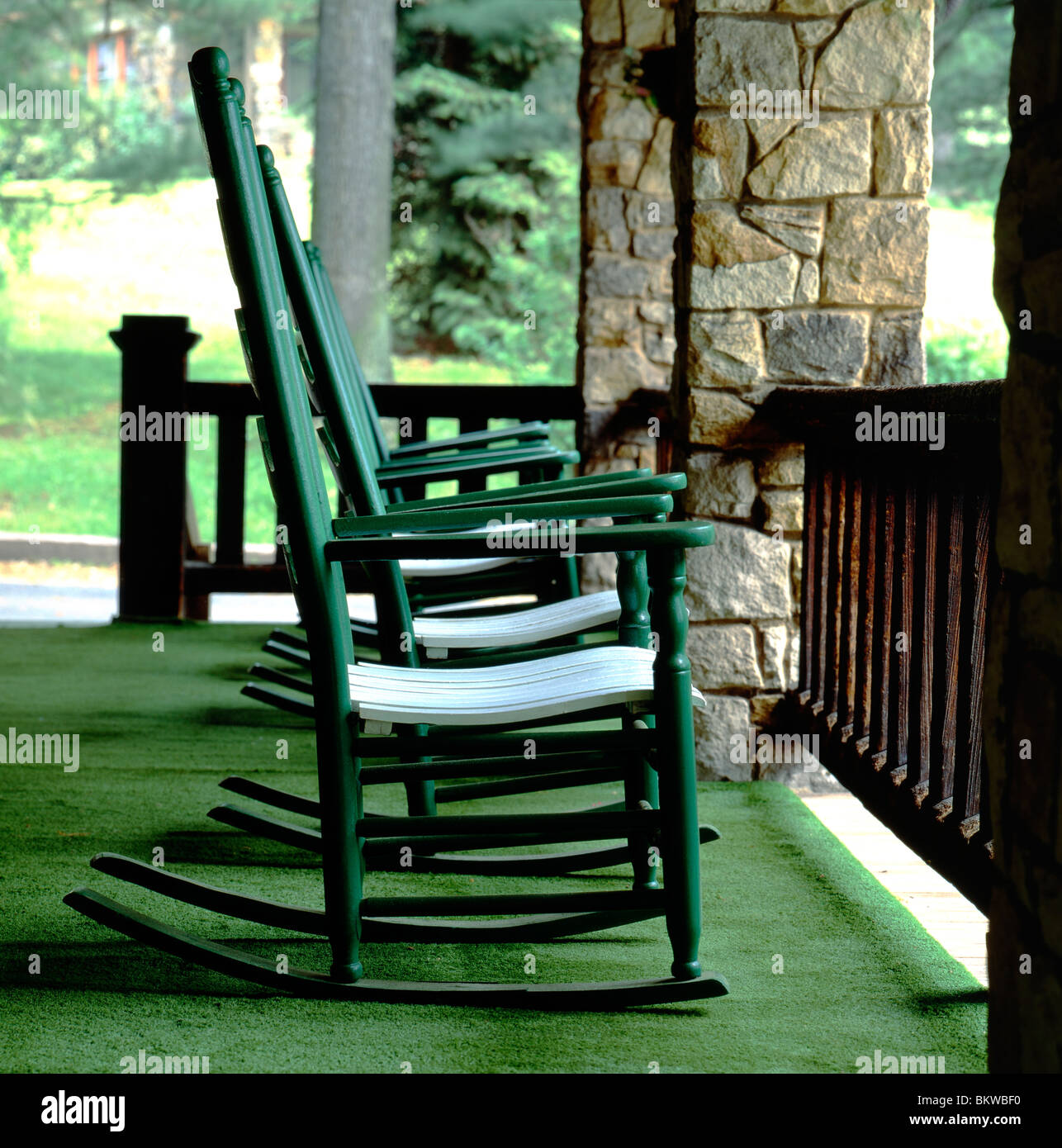 Des chaises berçantes sur porche clubhouse Golf Club Foxburg, plus ancienne course aux USA, Clarion County, California, USA Banque D'Images