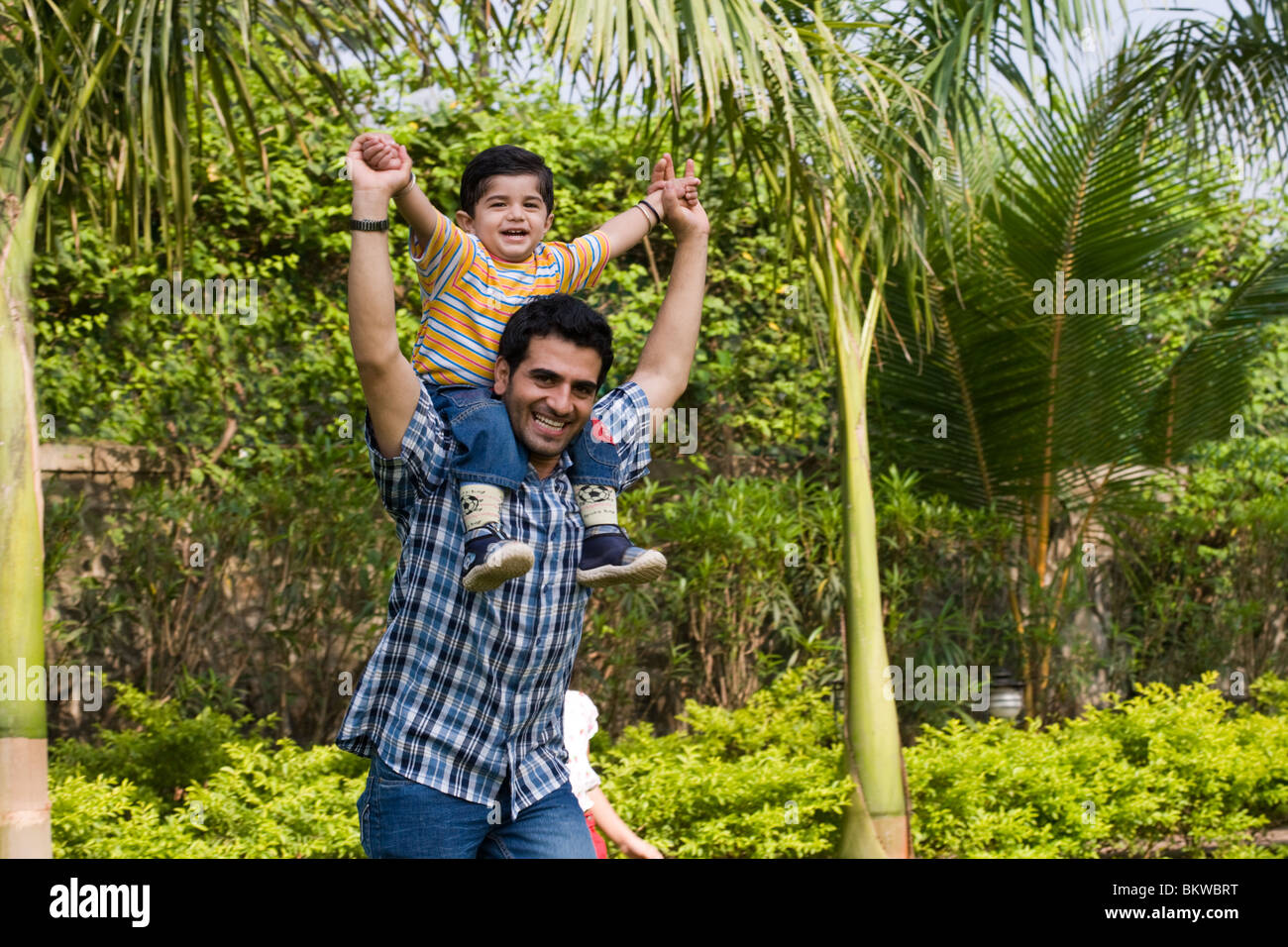Un père porte son fils sur ses épaules Banque D'Images