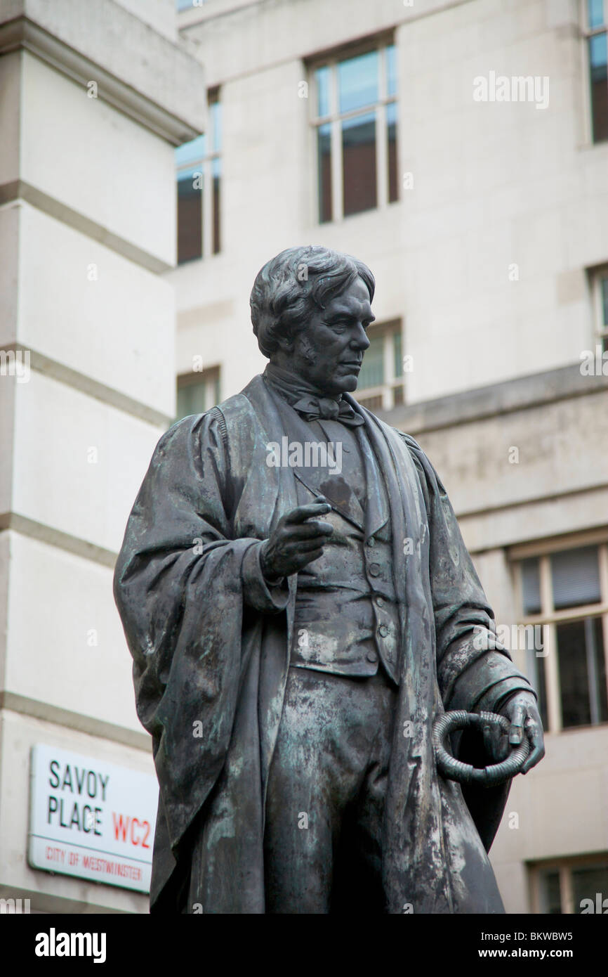 Statue commémorative de Sir Michael Faraday la physique expérimentale à l'extérieur de l'Institut des Ingénieurs électriques à Londres Banque D'Images