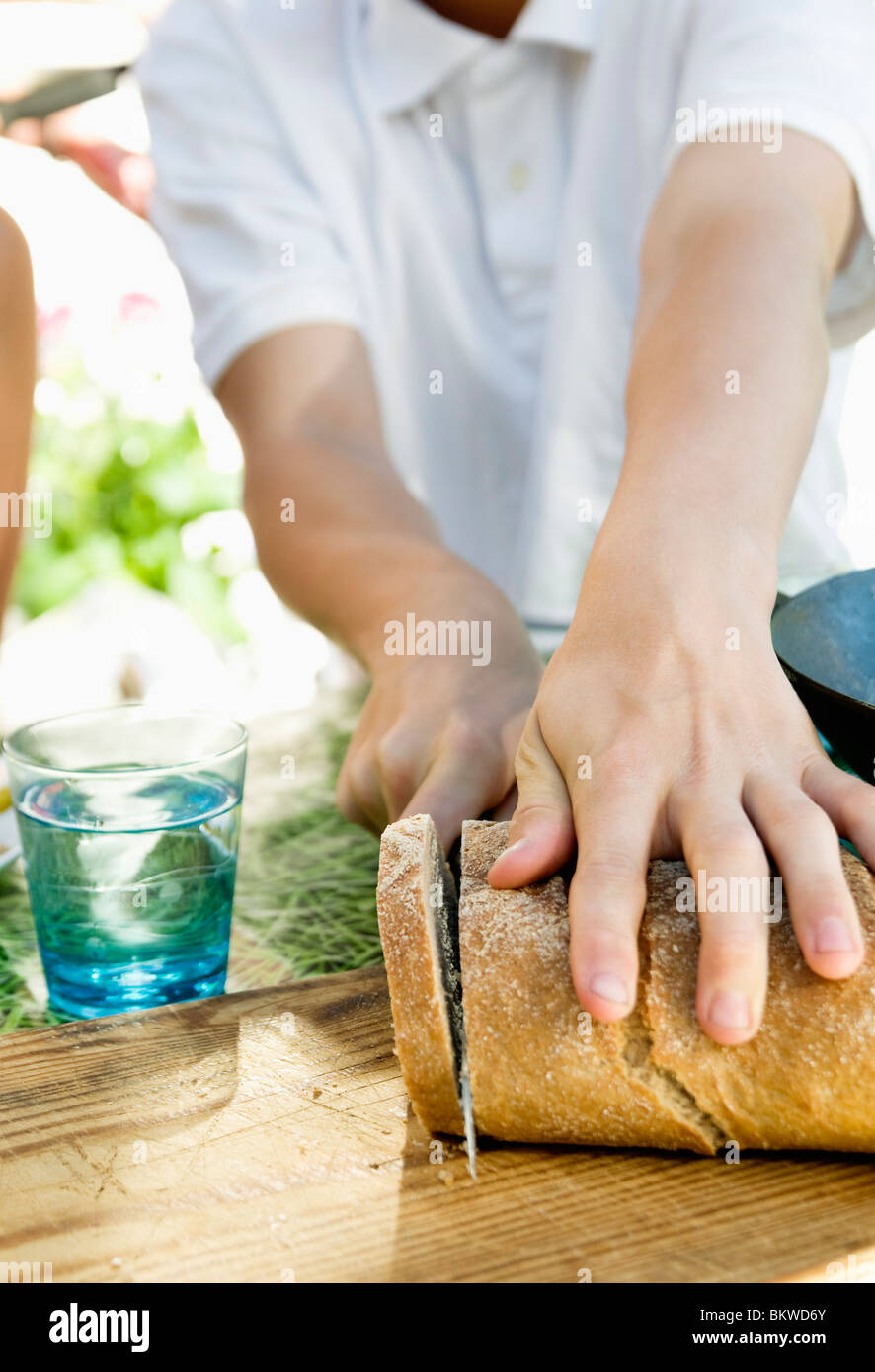 Man slicing pain Banque D'Images