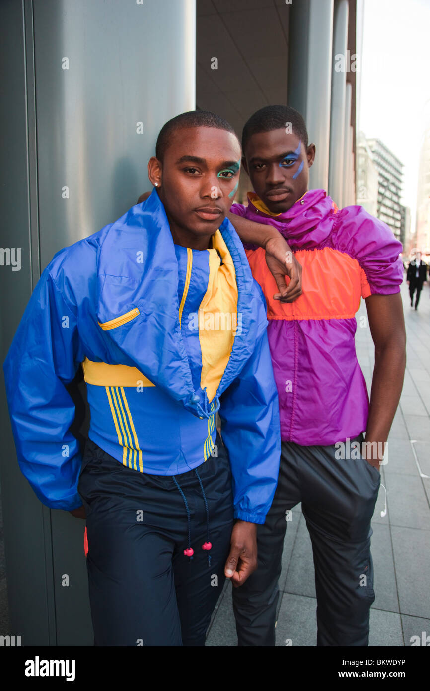 Deux modèles de mode, mâle, noir, Alternative Fashion Week, Marché de Spitalfields, Londres, Angleterre, Royaume-Uni Banque D'Images