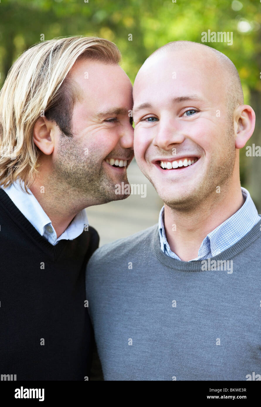 Deux homosexuels se tenant debout à l'extérieur Banque D'Images