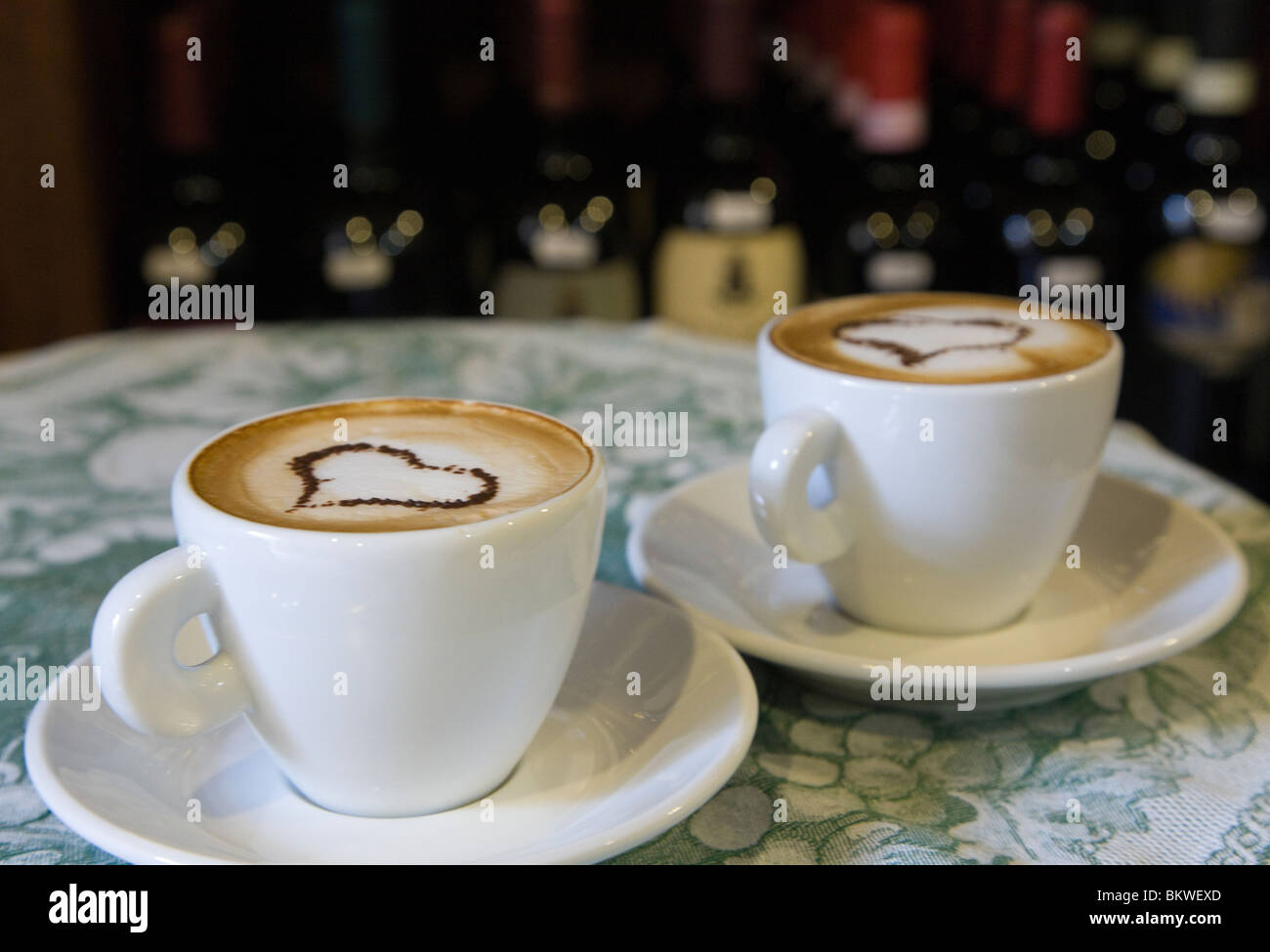 Italie, Toscane, de l'amour dans les coeurs de mousse Cappuccino Banque D'Images