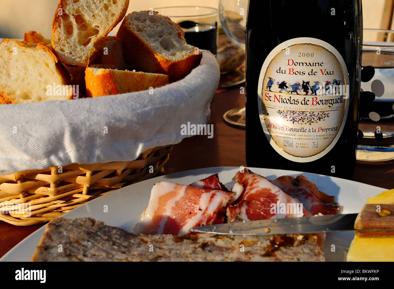 La nourriture et le vin sur une table à l'extérieur, vallée de la Loire, France Banque D'Images