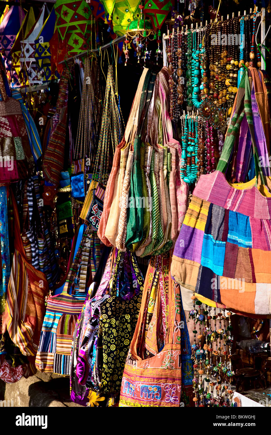 Les sacs pour la vente sur un stand de marché Photo Stock - Alamy