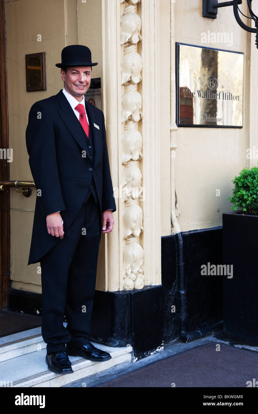 Portier à l'extérieur de l'hôtel Waldorf Hilton Hotel, Aldwych, London, England, United Kingdom Banque D'Images