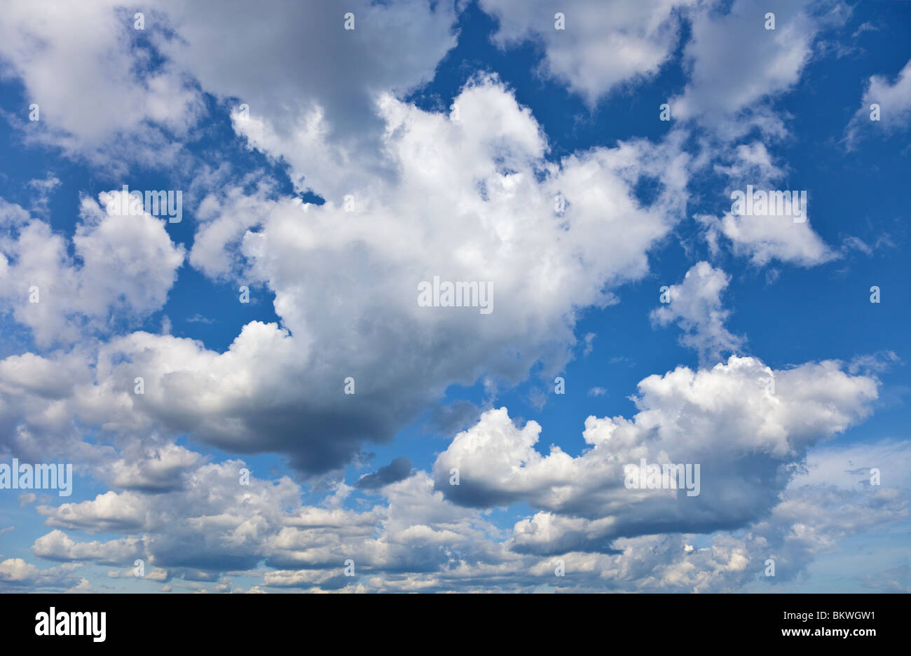 Ciel nuageux Ciel bleu près de l'horizon - Été Banque D'Images