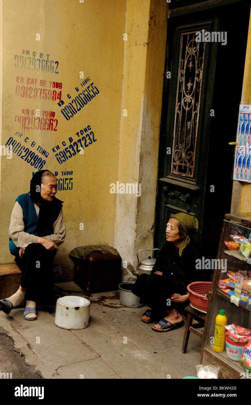 Numéros sur le mur, scène de rue , hanoi , vietnam Banque D'Images