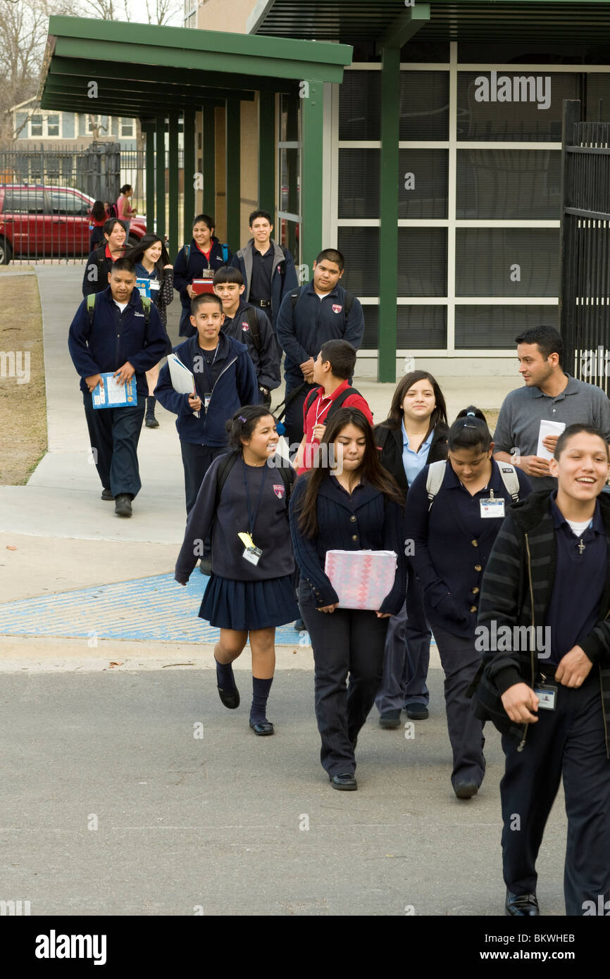 Les lycéens marchent à l'extérieur à l'école charter Peak Preparatory Academy à Dallas, Texas, États-Unis. ©Bob Daemmrich Banque D'Images