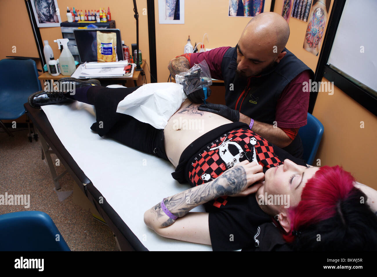 Tatoueur tatouage Tattoo girl travail iat à Rome Italie 2010 Banque D'Images