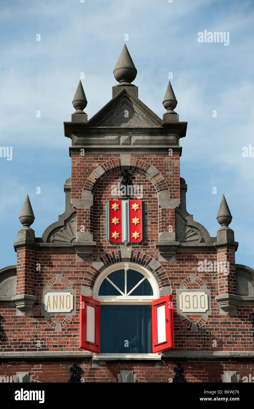Détail de maison à pignon traditionnelle ornée à Gouda aux Pays-Bas Banque D'Images