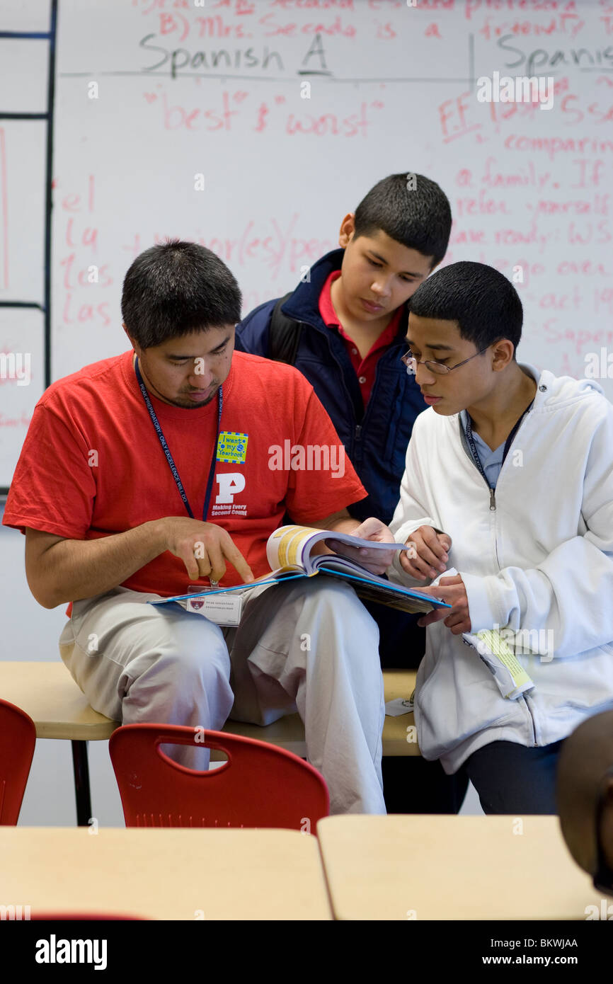 Les élèves du collège parlent à leur professeur d'espagnol à l'école charter Peak Preparatory Academy à Dallas, Texas, États-Unis. ©Bob Daemmrich Banque D'Images