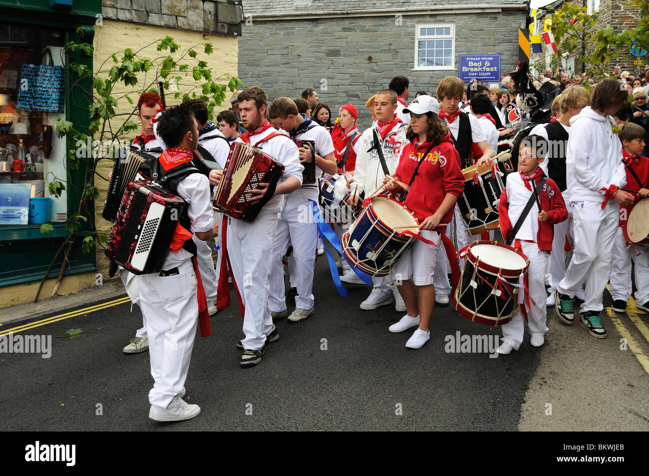Adolescents jouant la musique et menant la parade sur obby oss day à Padstow, Cornwall, uk Banque D'Images