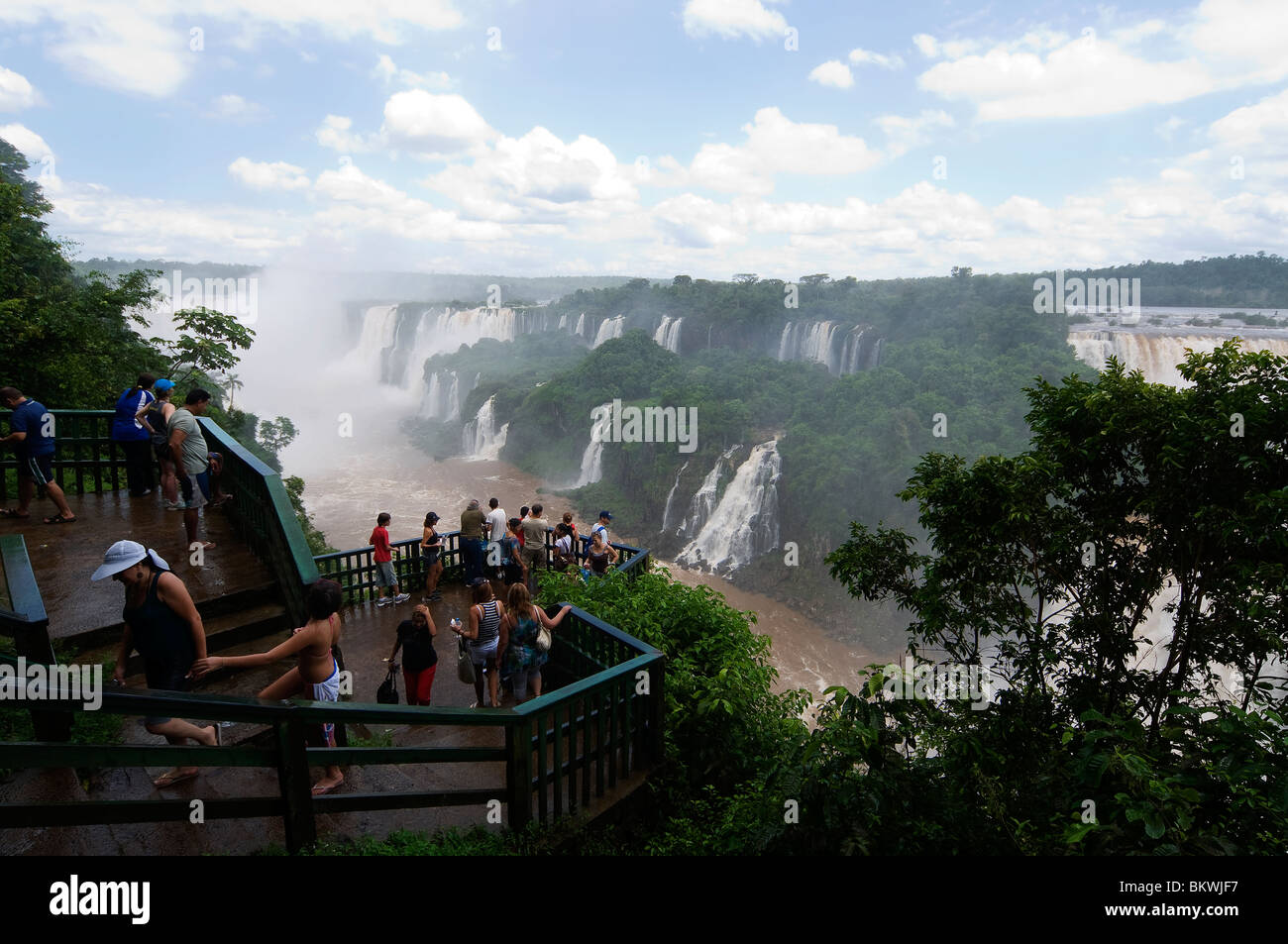Les touristes à Iguaçu Falls, l'une des plus grandes chutes dans le monde, l'État du Paraná, Brésil Banque D'Images