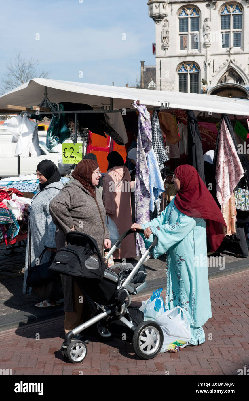 Les femmes musulmanes du shopping au marché en plein air le Markt Gouda Pays-Bas Banque D'Images