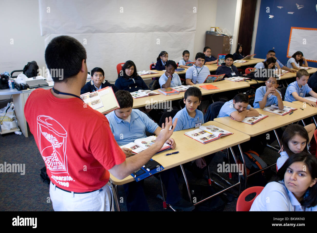 Professeur de sexe masculin enseigne son cours d'espagnol au collège à la Peak Preparatory Academy à Dallas, Texas, États-Unis. ©Bob Daemmrich Banque D'Images