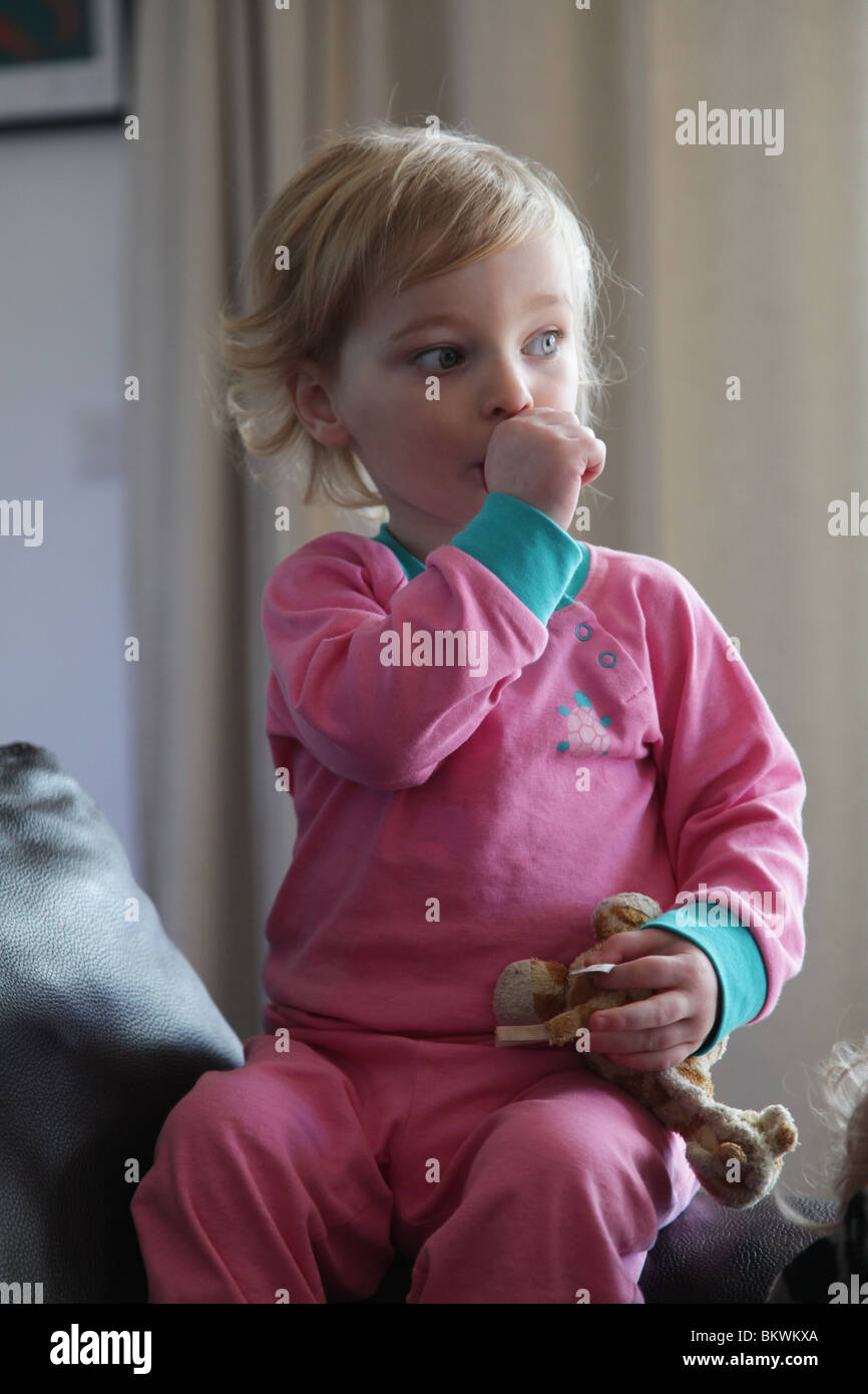 Deux Ans Enfant Bebe Fille Sucer Sucking Thumb Assis Assis Assis Canape Canape Soft Toy Detiennent Un Modele Publie Photo Stock Alamy
