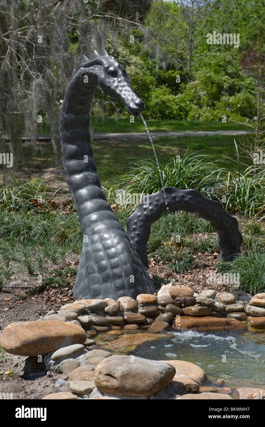 Jardins Kanapaha Spring Festival Gainesville Florida sculpture serpent de mer et disposent d''une cascade dans le jardin d'enfants Banque D'Images