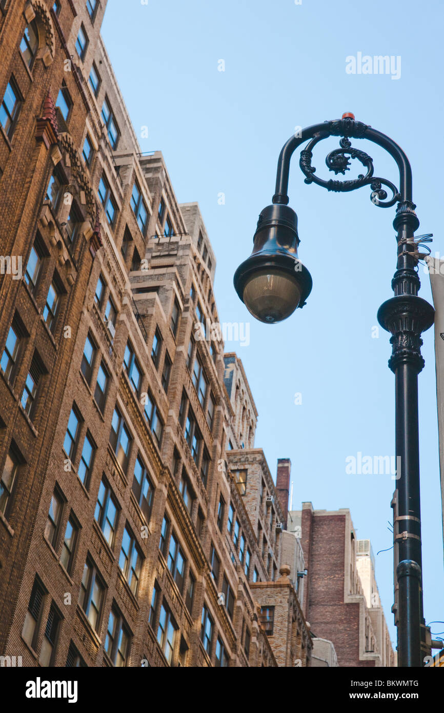 New York City street détail d'un lampadaire contre un immeuble, associant  la puissance, les besoins énergétiques de la ville lumière Photo Stock -  Alamy