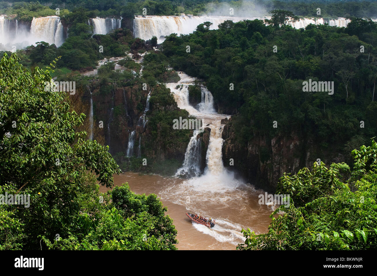 Les touristes à Iguaçu Falls, l'une des plus grandes chutes dans le monde, l'État du Paraná, Brésil Banque D'Images