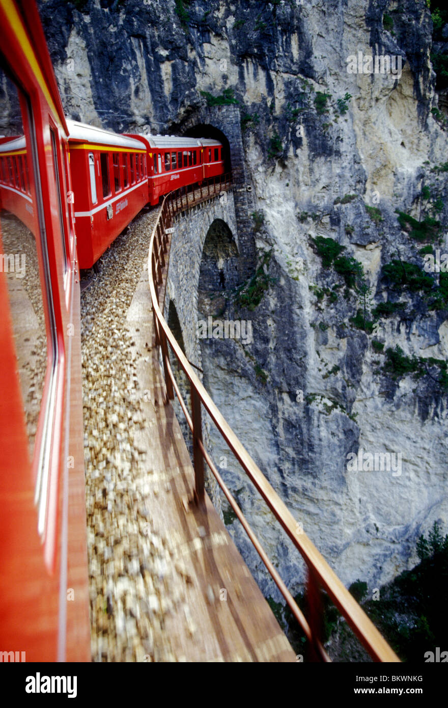 Train Glacier Express, Viaduc de Landwasser, tunnel, village de Filisur Filisur, Canton des Grisons, Suisse, Europe, Banque D'Images
