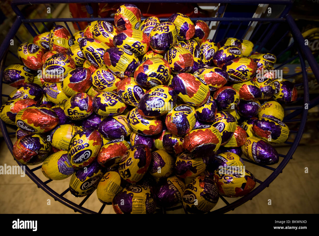 Panier plein de lots d'oeufs crème Chocolat Cadburys Banque D'Images