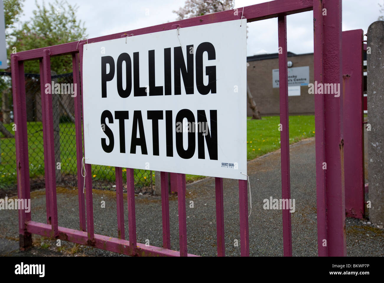 Bureau de scrutin signe devant un bâtiment de l'école municipale Banque D'Images